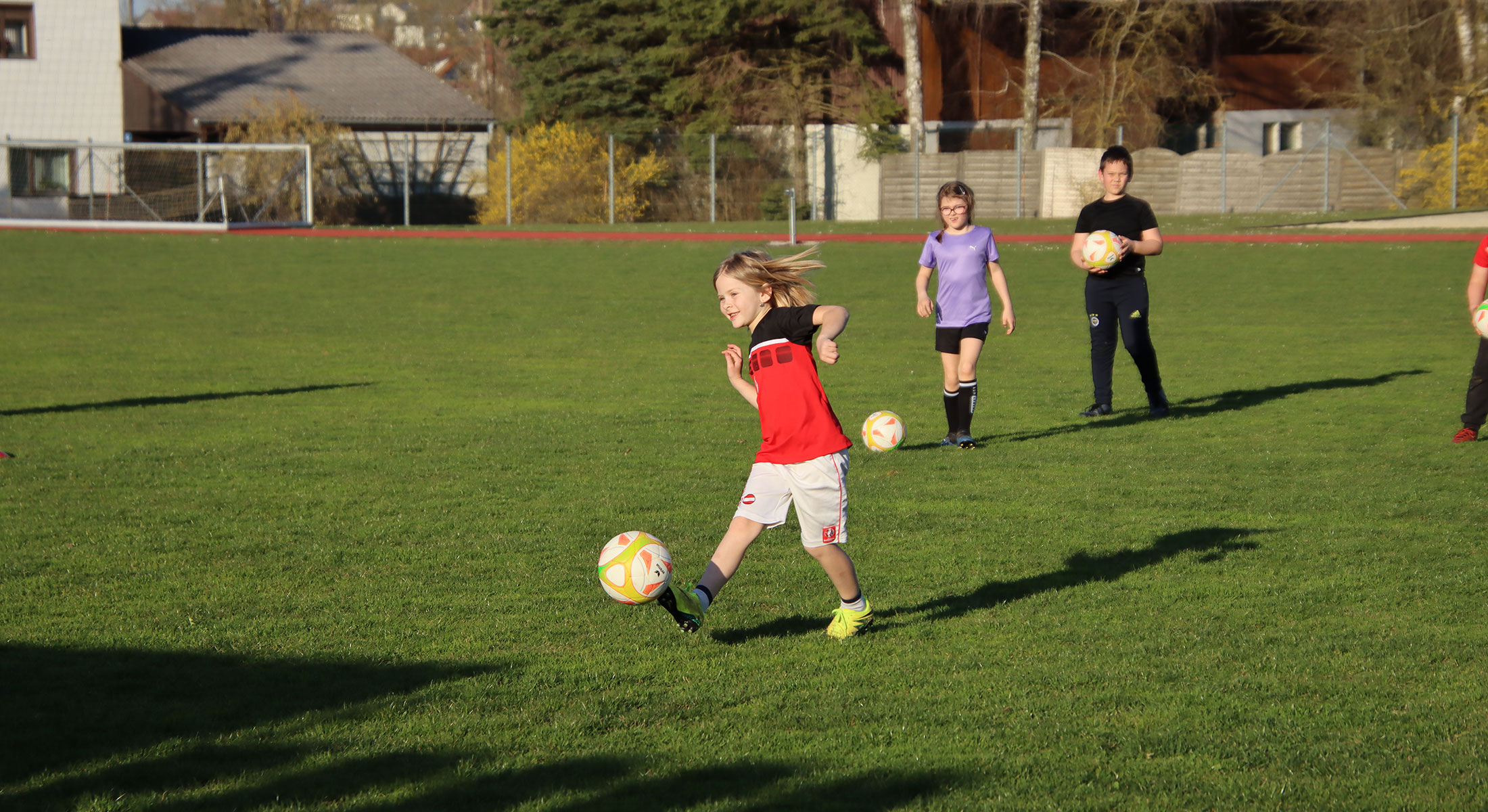 Kinderlachen zurück am Sportplatz – Frohe Ostern